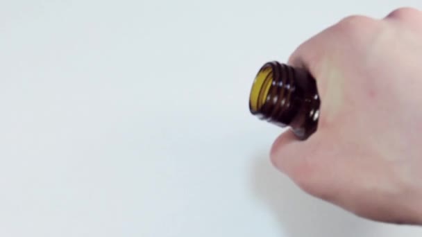 Pilules tombant et fond blanc