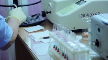 Laboratuvar Test tüpleri ile çalışma