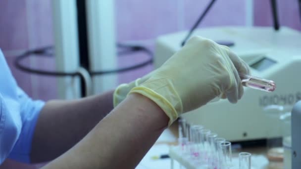 Trabalhando com tubos de teste em laboratório — Vídeo de Stock