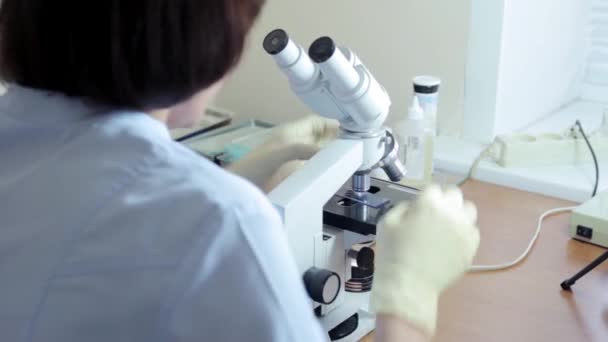 Werken in lab met Microscoop — Stockvideo