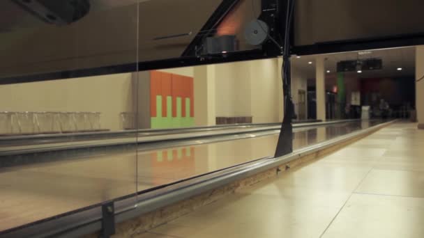 Bowler roule boule de bowling sur une voie — Video