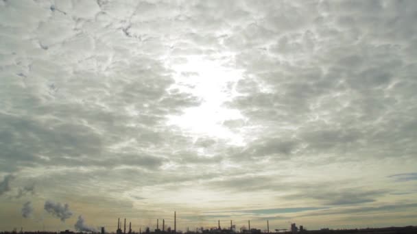 Zeitraffer einer Wolkenlandschaft, in der die Sonne scheint und sich hinter Wolken offenbart. — Stockvideo