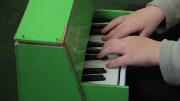 Дети играют на фортепиано — стоковое видео