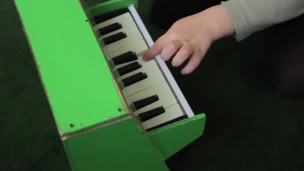 Dítě hrající klavír — Stock video