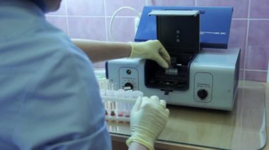 DNA testleri yapıyor doktor