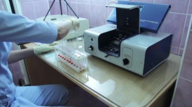 DNA testleri yapıyor doktor