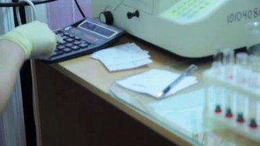 Doktor bir hesap makinesi ve yazma performans kullanır