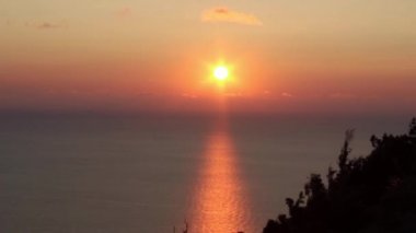 Sarı ve turuncu gökyüzü sadece günbatımı Denizi 1