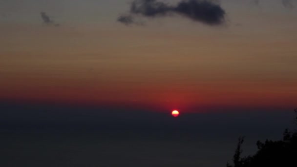 Gelb-orangefarbener Himmel nur Sonnenuntergang im Meer 3 — Stockvideo