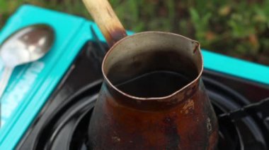 Vintage bronz Turka açık havada, haşlanmış kahve Praparing