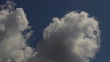 Hareketli bulutlar ve mavi gökyüzü