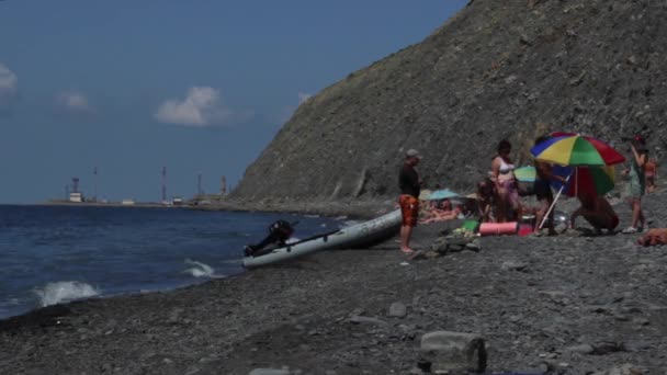 Bolshoy Utrish, Federacja Rosyjska - 3 lipca 2015: "Dzika plaża", ludzi na plaży i motorowa — Wideo stockowe