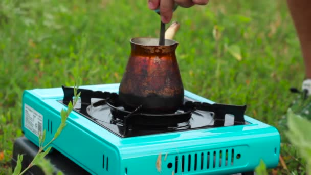 Gekochter Kaffee praparing in Vintage Bronze Turka im Freien — Stockvideo