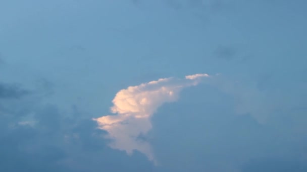 Hareketli bulutlar ve mavi gökyüzü — Stok video
