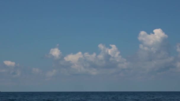 Nuvens em movimento no oceano e céu azul — Vídeo de Stock