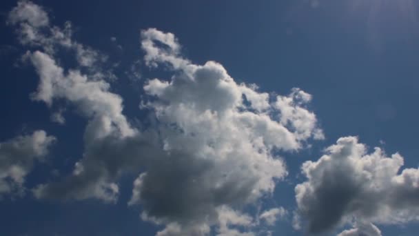 Nubes móviles y cielo azul — Vídeo de stock