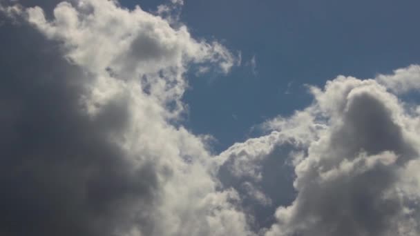 Nubes móviles y cielo azul — Vídeos de Stock