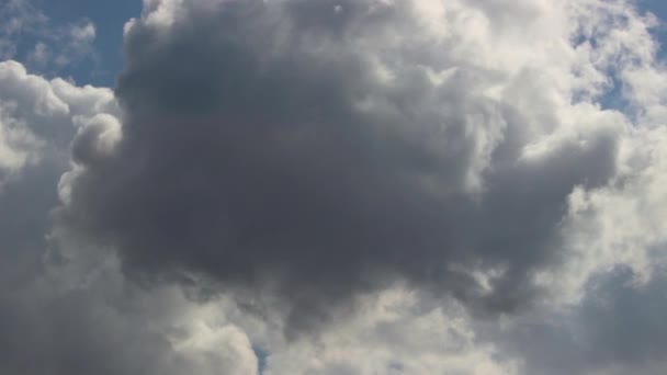 Nuvens em movimento e céu azul — Vídeo de Stock