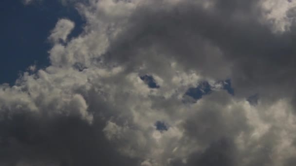 Bewegende wolken en blauwe hemel — Stockvideo