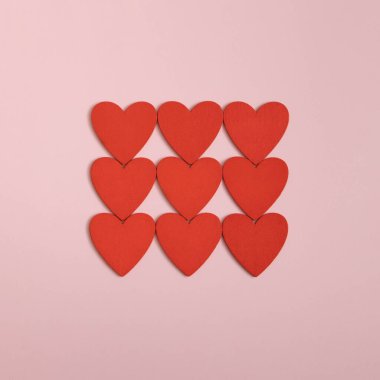 Sevgililer Günü, pastel beyaz arka planda kırmızı bir kalple yapılmış minimum kompozisyon.