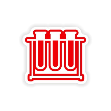 Beyaz arka plan şişeye stand üzerinde kağıt etiket