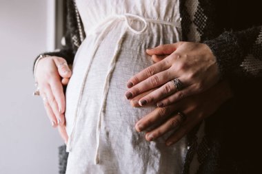 Anne ve babanın karnında şişlik var.