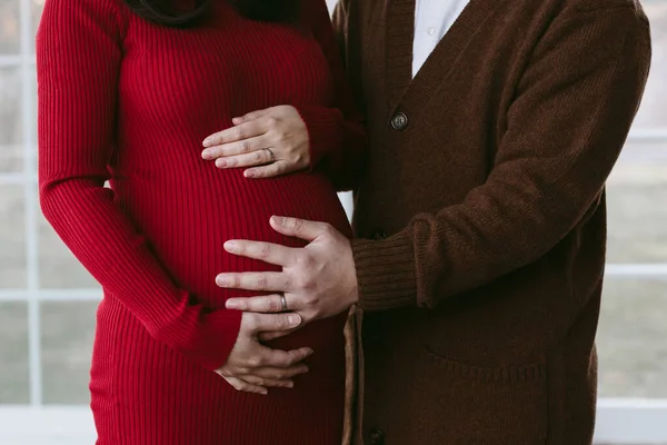 Mama Ojciec Trzymają Się Brzucha Ciąży — Zdjęcie stockowe