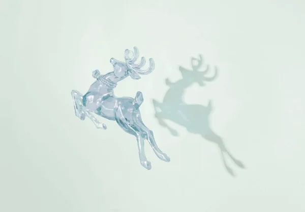 Décoration Transparente Renne Noël Contre Mur Bleu Pastel Avec Ombre — Photo