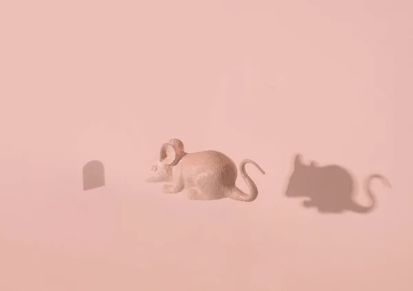 Maus Und Loch Der Wand Pastellrosa Hintergrund Haushaltsthema — Stockfoto