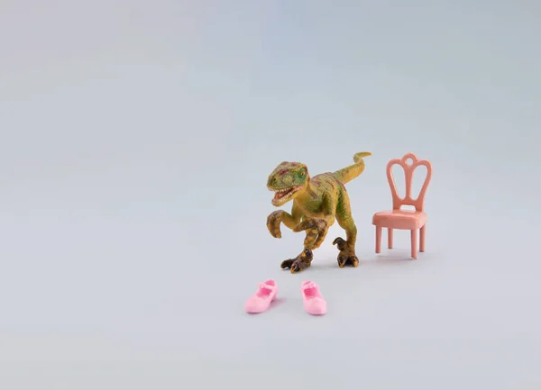 Dinosaurus Speelgoed Probeert Roze Schoenen Klant Schoenenwinkel Creatief Concept — Stockfoto