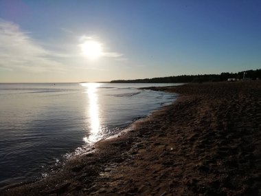 Uyum ve enerji dengesi yaratmak için romantik bir deniz manzarası. Loş güneşin ışığı kumlu kıyıya doğru akan dalgayı gölgeliyor. Güzel doğanın sakinliği ve sükuneti.