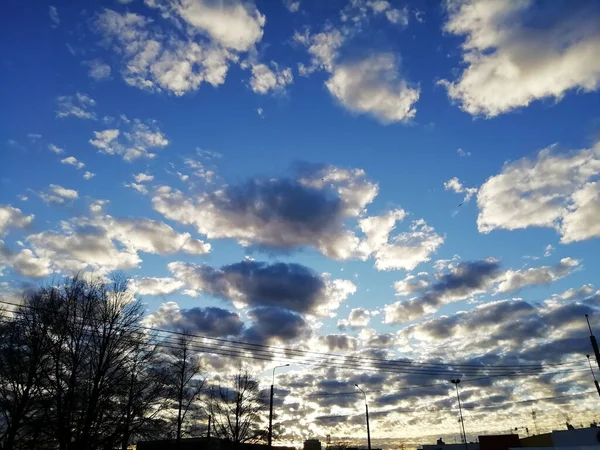 柔らかなふわふわの雲が様々な形をした美しい紺碧の青空が 落ち着いたポジティブな雰囲気を醸し出しています 自然の雄大な美しさは幸福と善に満ちています カラーパノラマ写真 — ストック写真