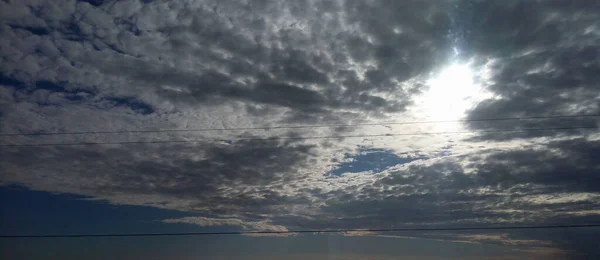 Panorama Céu Nublado Sobre Superfície Mar Água Lisa Cor Limão — Fotografia de Stock