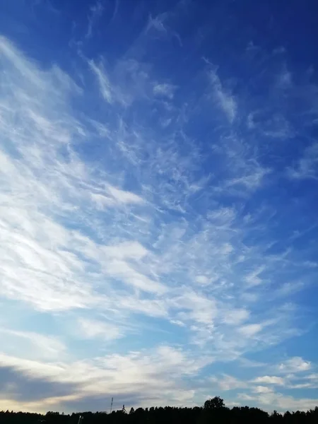 Cielo Azul Brillante Con Nubes Cirros Esponjosas Clara Línea Oscura —  Fotos de Stock