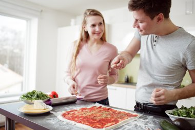 genç bir çift kendilerini zevk