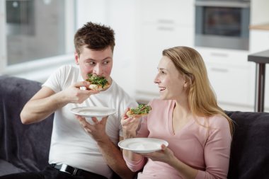 genç bir çift kendilerini zevk