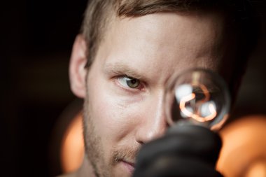 Genç tasarımcı arıyor eski elektrikli ampul ışık