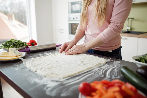 Manos femeninas haciendo pizza de masa — Foto de Stock