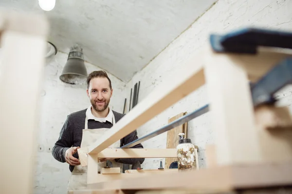 Snickaren arbetar på ny träprodukt av bord — Stockfoto