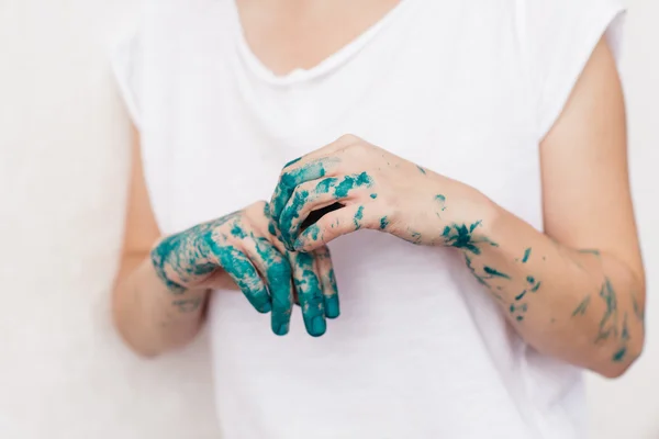 Mulher mostrando suas mãos pintadas — Fotografia de Stock