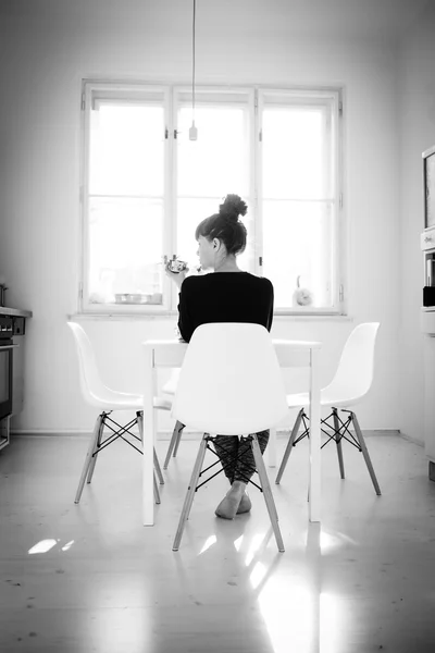 Woman on the chair holding cup of tea — Φωτογραφία Αρχείου