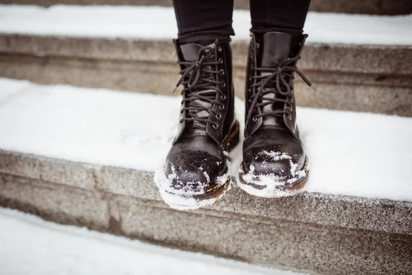 Sapatos femininos nos degraus de pedra cobertos de neve — Fotografia de Stock