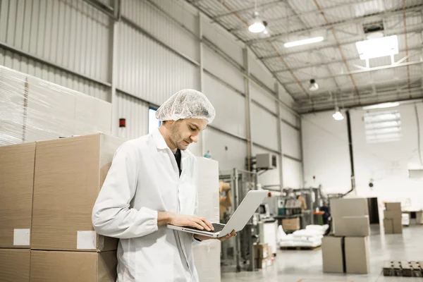 Joven profesional en almacén para envasado de alimentos — Foto de Stock