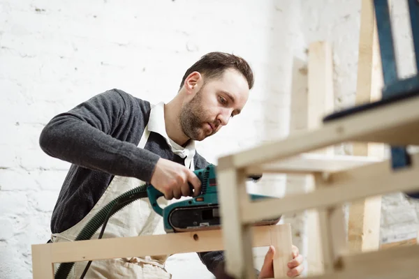 Carpenter dolgozik a gép a fából készült táblán — Stock Fotó