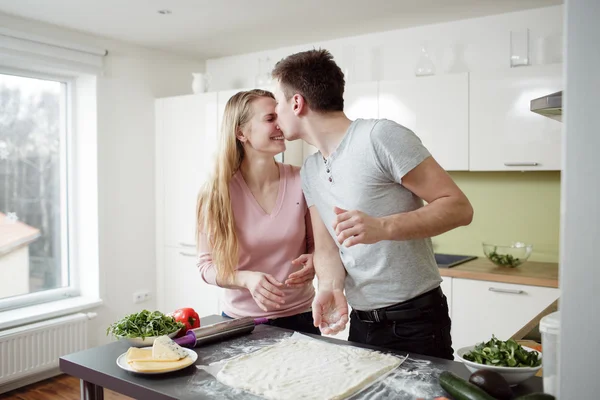 男が台所で彼のガール フレンドにキスします。 — ストック写真