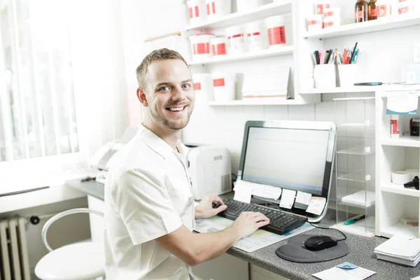 Farmacêutico trabalhando no computador em laboratório — Fotografia de Stock