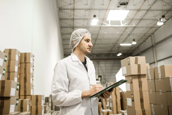 Trabajador en almacén para el embalaje de alimentos — Foto de Stock