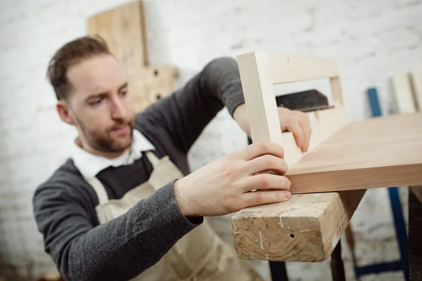 Carpenter werkt aan houten product van tafel Rechtenvrije Stockfoto's