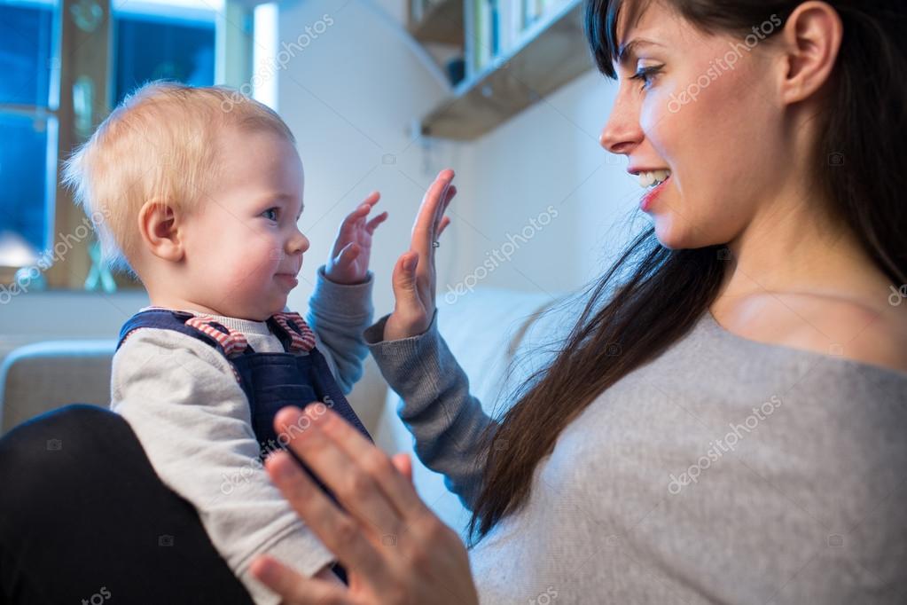 Mere Profite Du Temps Passe Avec Son Petit Fils Image Libre De Droit Par Forkjemper C Mere Profite Du Temps Passe Avec Son Petit Fils Image Libre De Droit Par Forkjemper C
