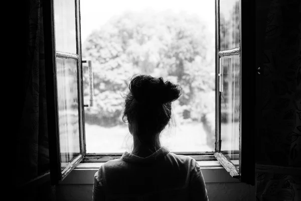 Mujer mirando por la ventana —  Fotos de Stock